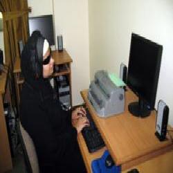 كفيفة فلسطينية: تعلمت الكمبيوتر حتى لا أكون 