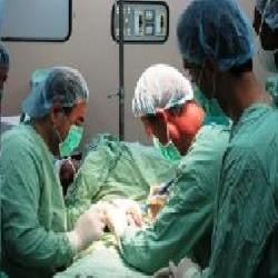 طاقم طبي فلسطيني يجري أول عملية قلب مفتوح