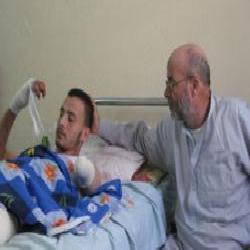 فقد ساقيه ويده.. ويتحدى الثانوية في غزة